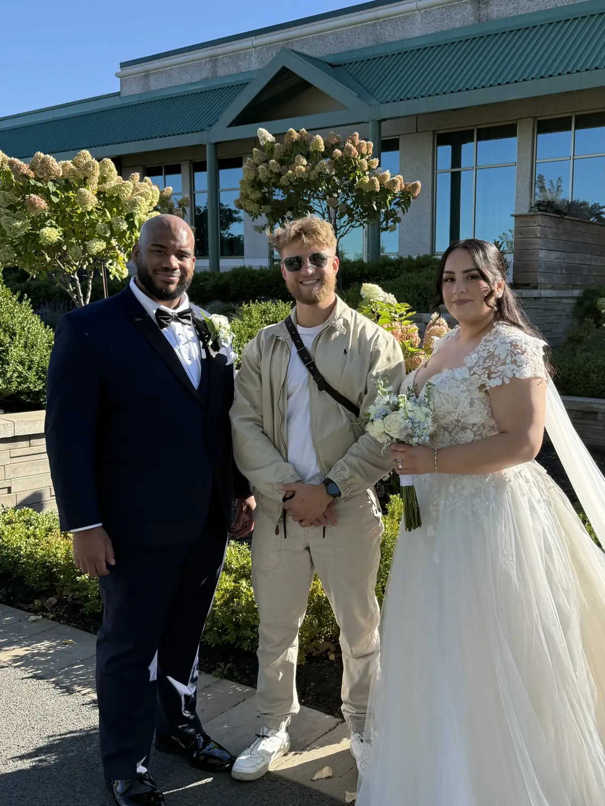 Nathan Mignien avec des mariés après leur cérémonie