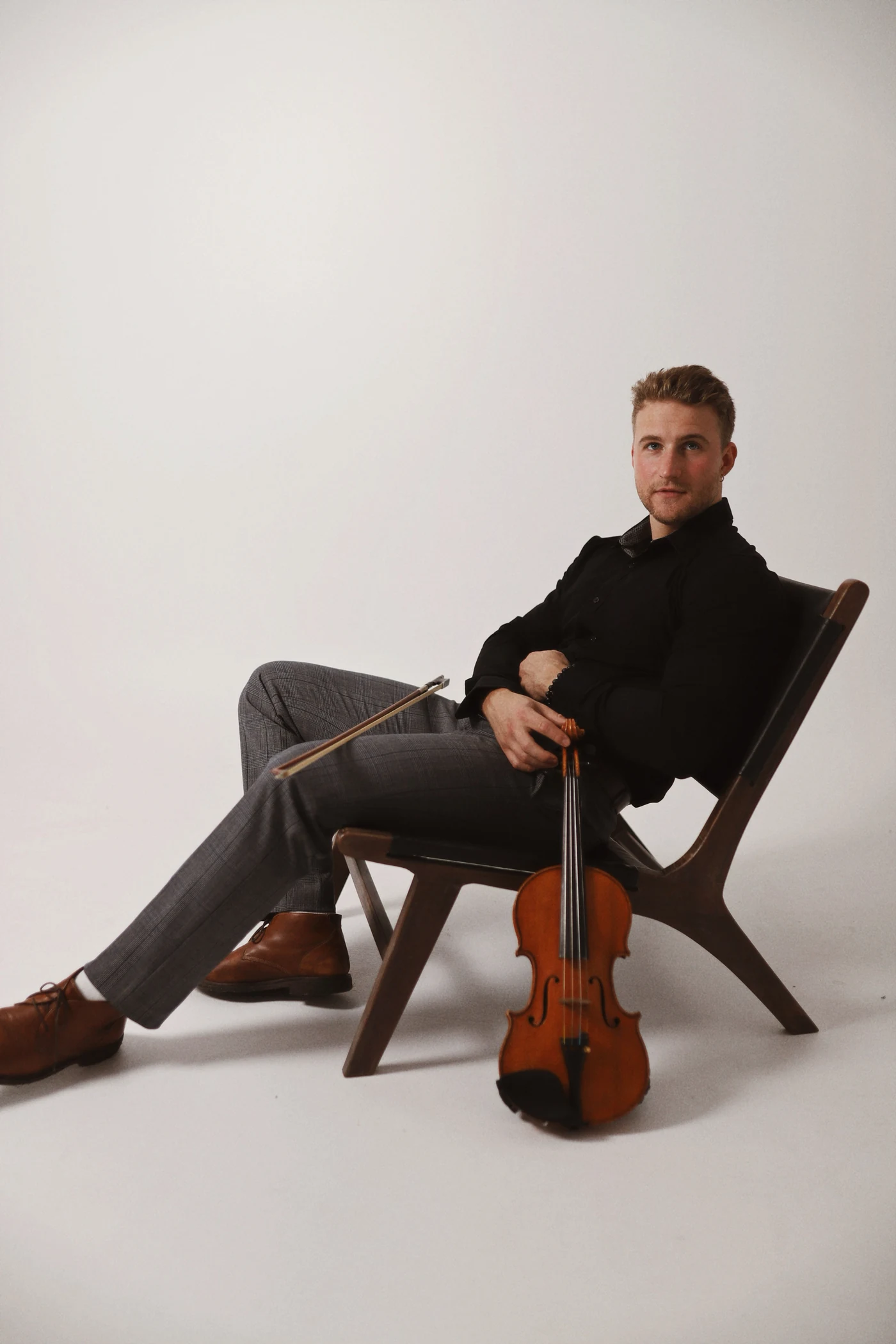 Nathan Mignien — wedding violinist in Montreal, studio portrait with violin