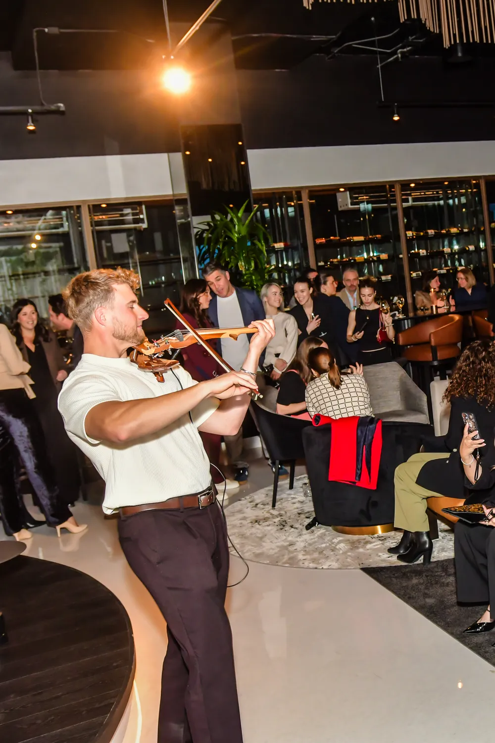 Nathan Mignien au violon devant les invités d'un événement d'entreprise