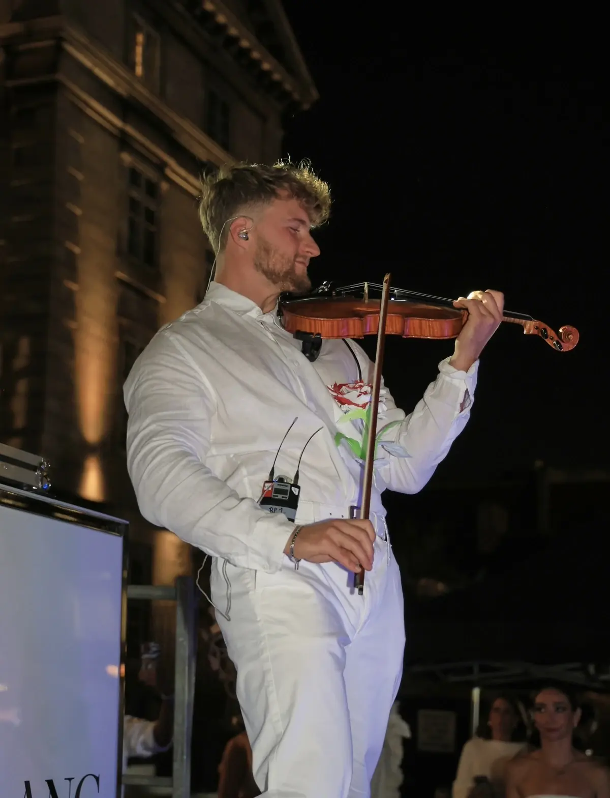 Nathan Mignien au violon, en blanc, lors d'une soirée à Montréal